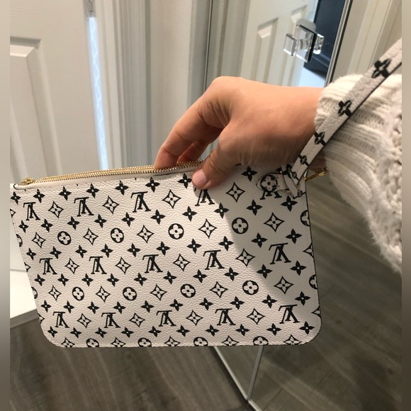 LV Handheld wristlet pouch 🖤🩵 - Picture 6 of 16
